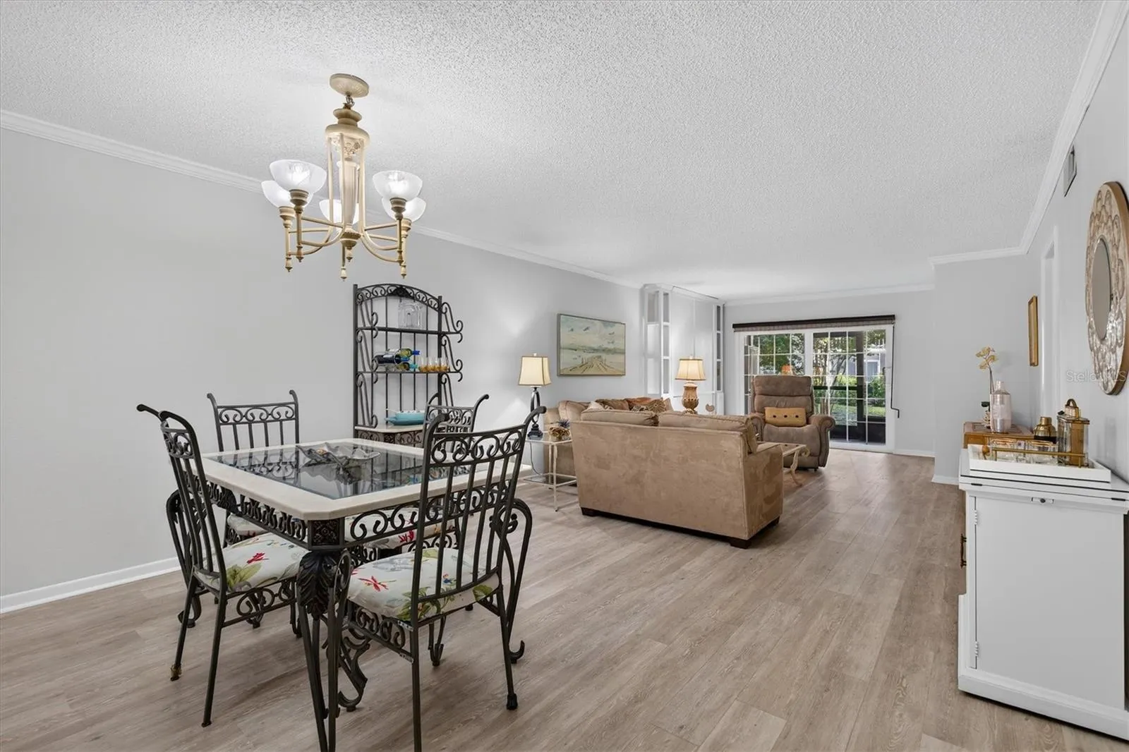 Dining room w/ crown molding and chandelier