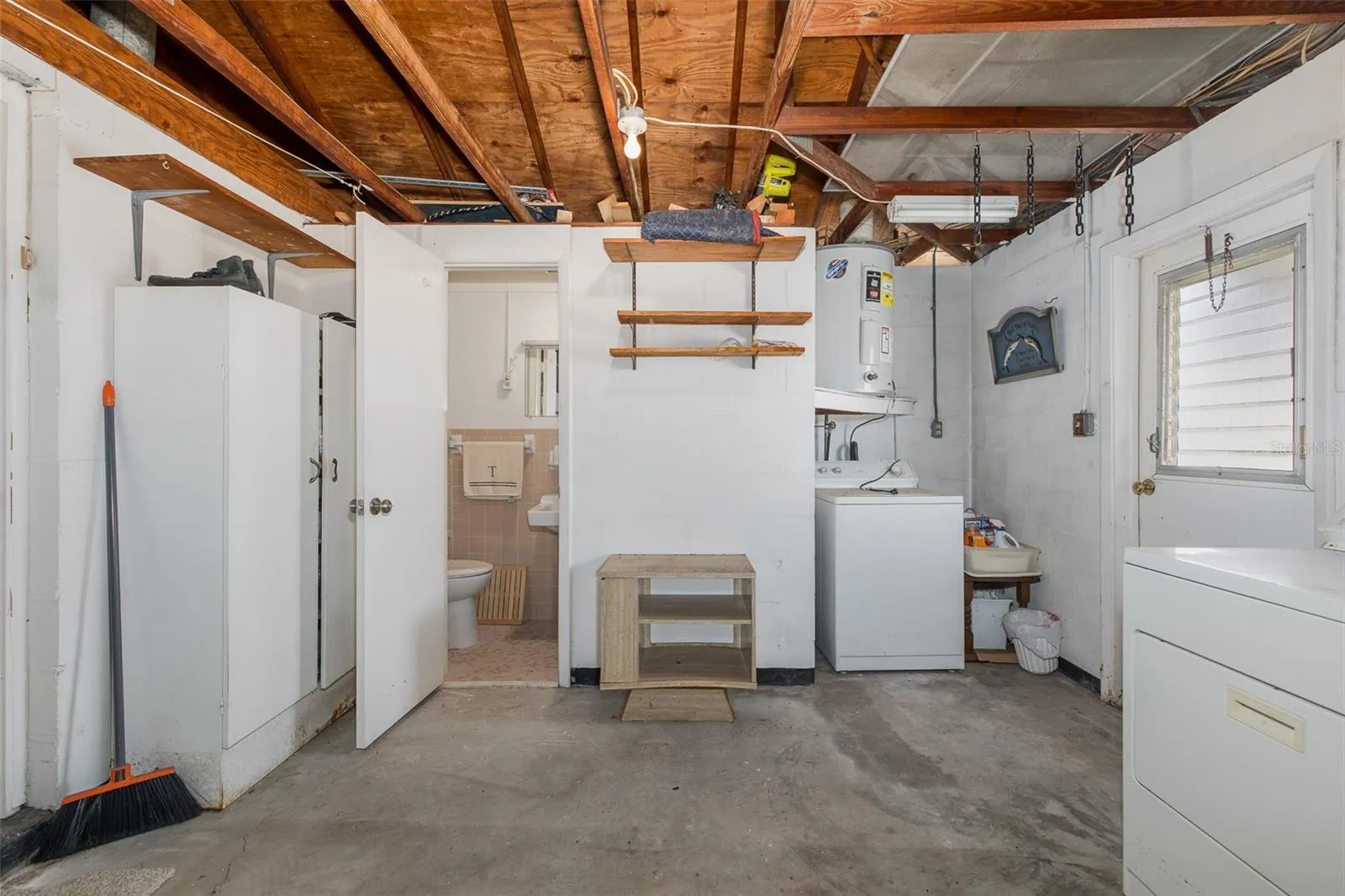 Garage with full 2nd bath