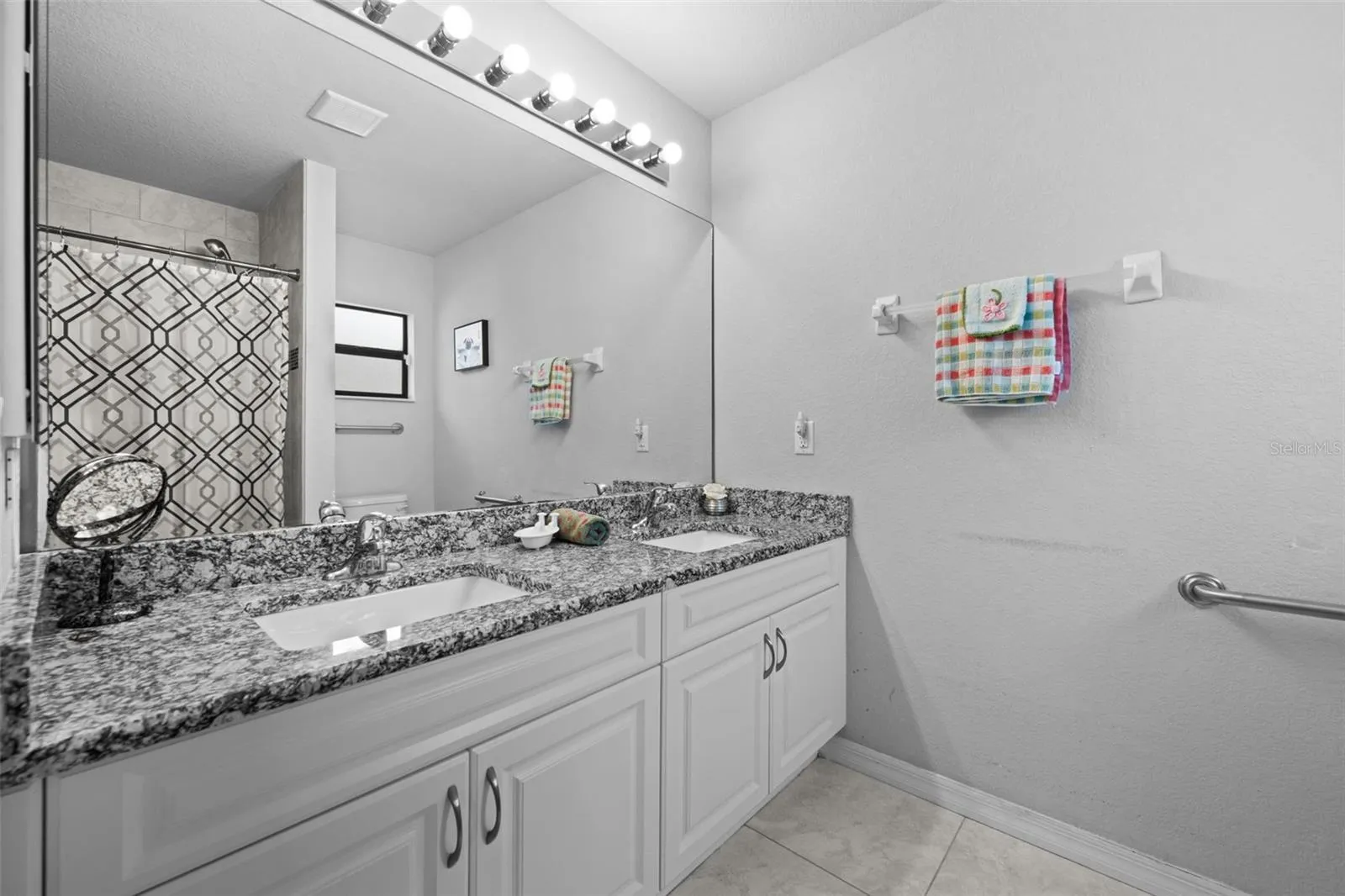 Primary bath with dual sinks