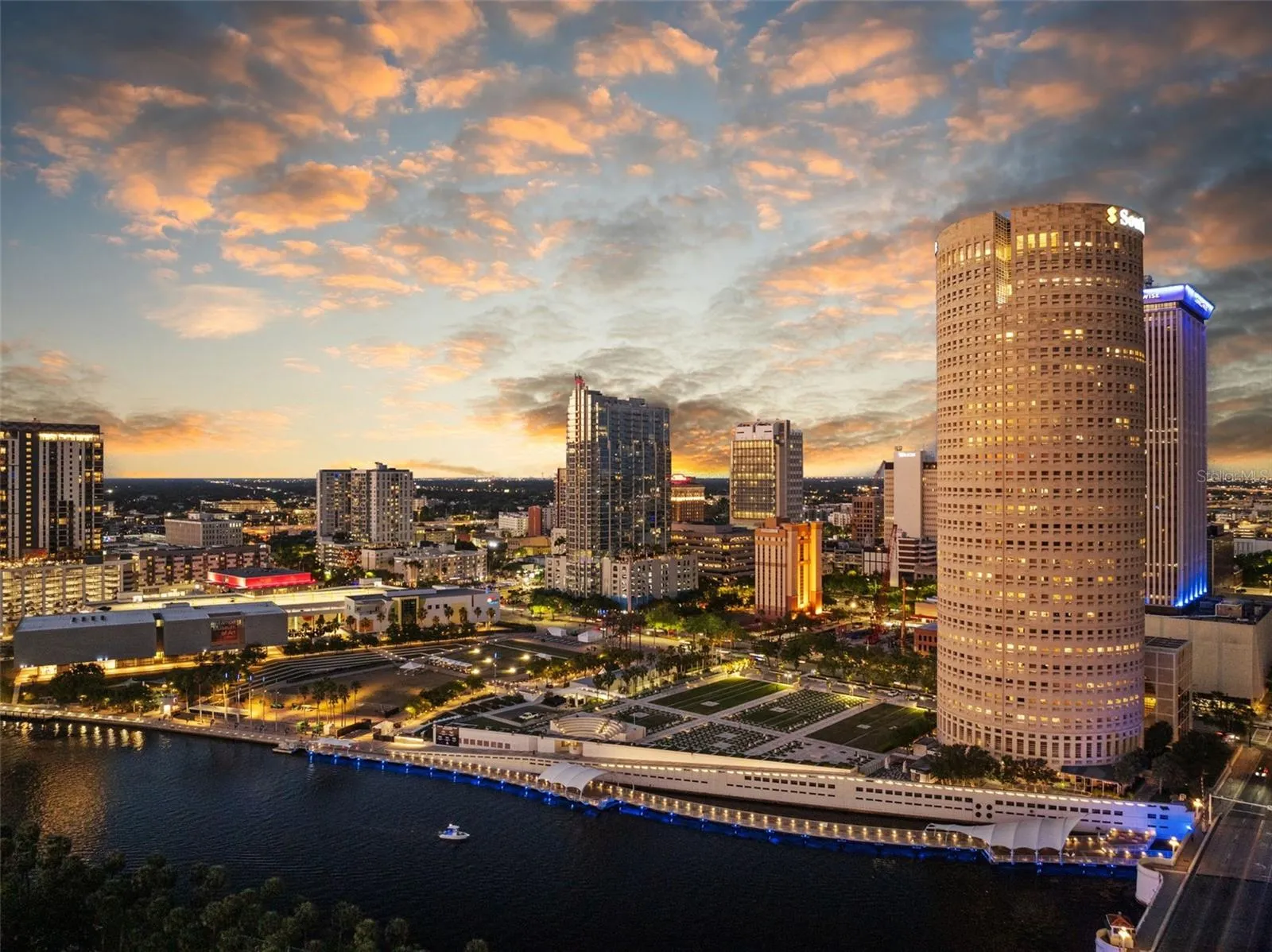 Minutes from Riverwalk, the Tampa Bay Lightning, the Convention Center, MacDill Air Force base, Armature Works, Tampa Int'l Airport etc... so many options!