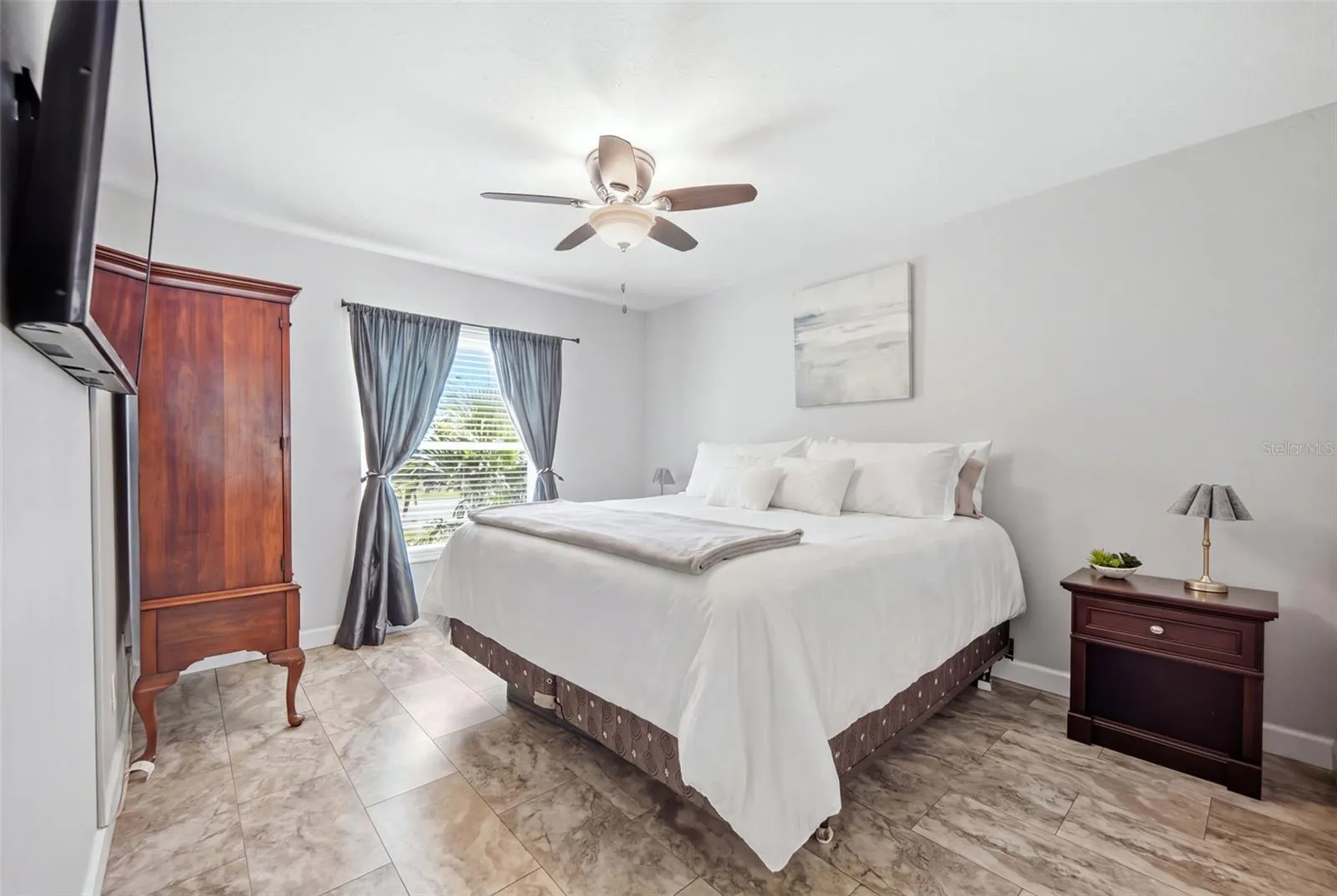 Spacious primary suite!