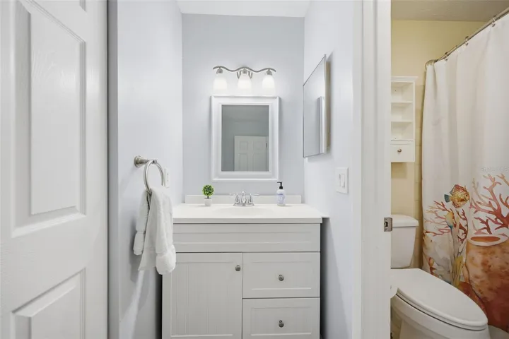 Primary en-suite has a linen closet &amp; great lighting