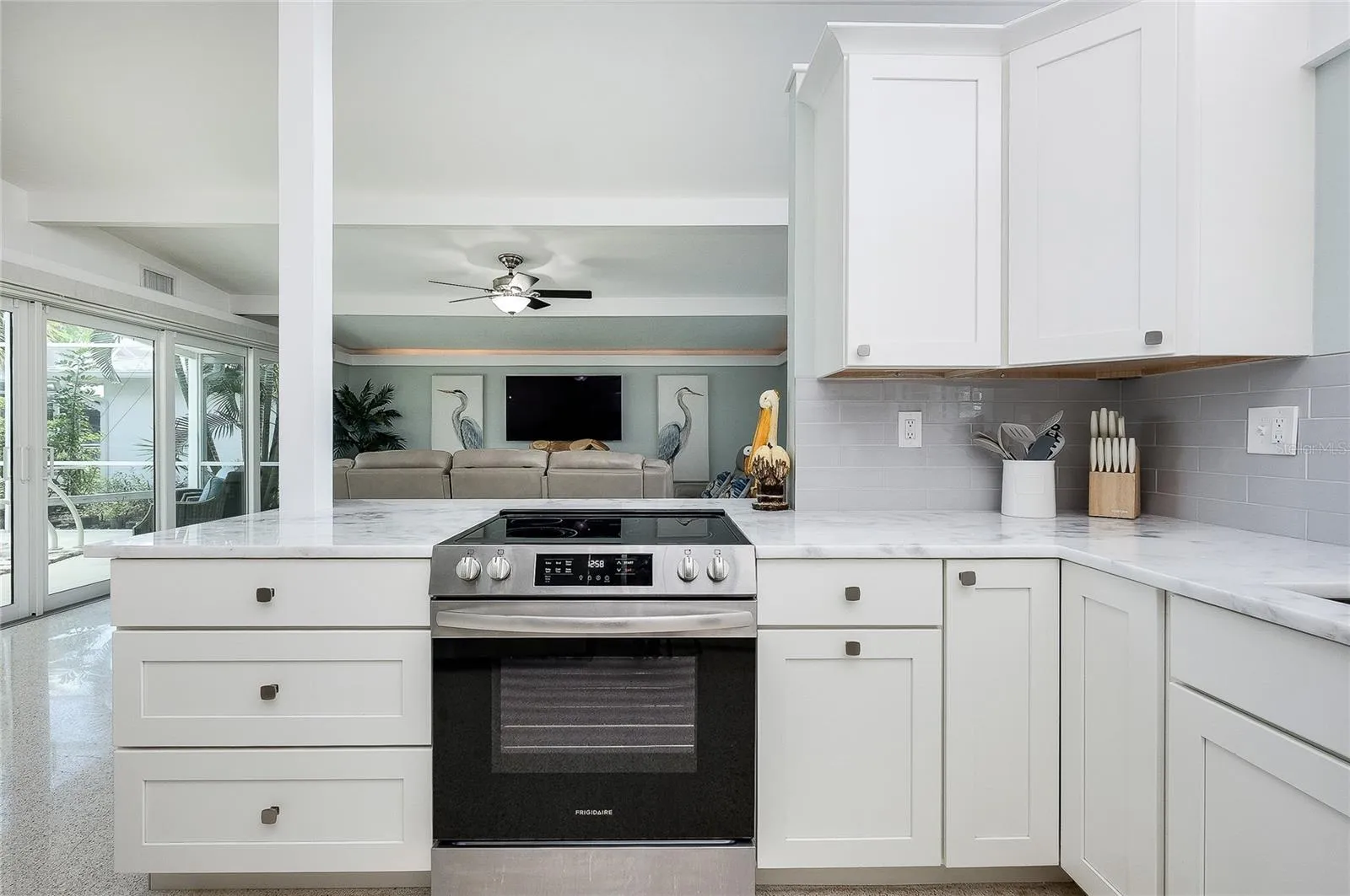 Frigidaire range with Quick-Steam self cleaning oven