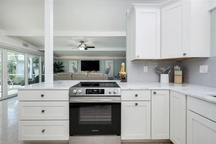 Frigidaire range with Quick-Steam self cleaning oven