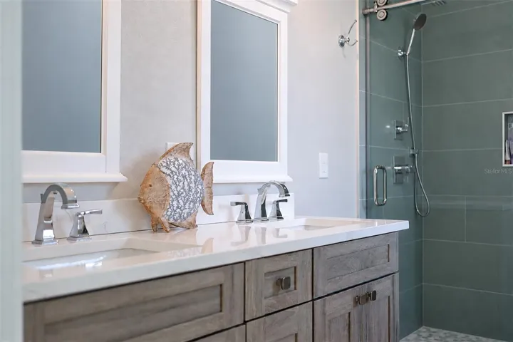 Primary bath with dual sinks