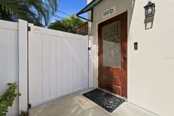 Private Entrance to In-Law Suite/Garage Apartment