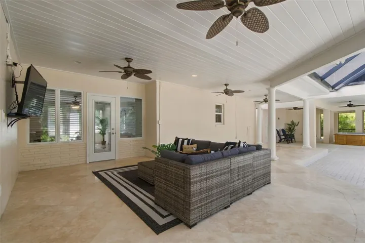 Spacious Lanai