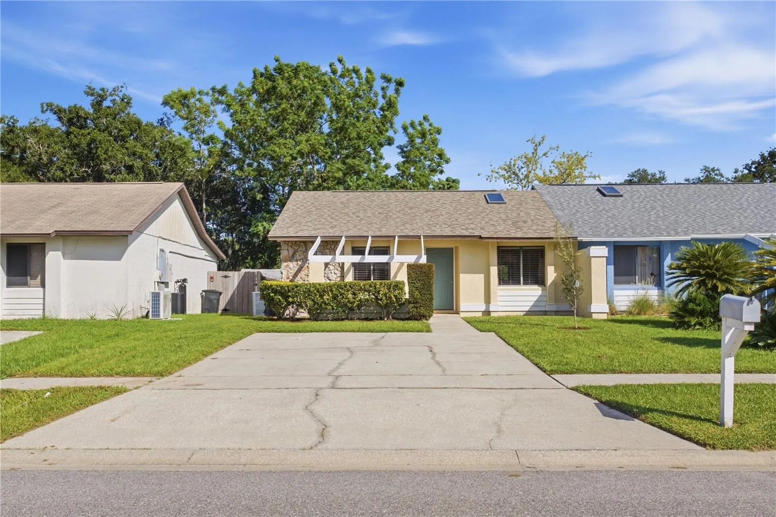 Double driveway, sidewalk, treed community