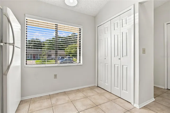 Kitchen, large window, large pantry