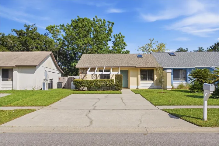 Double driveway, sidewalk, treed community