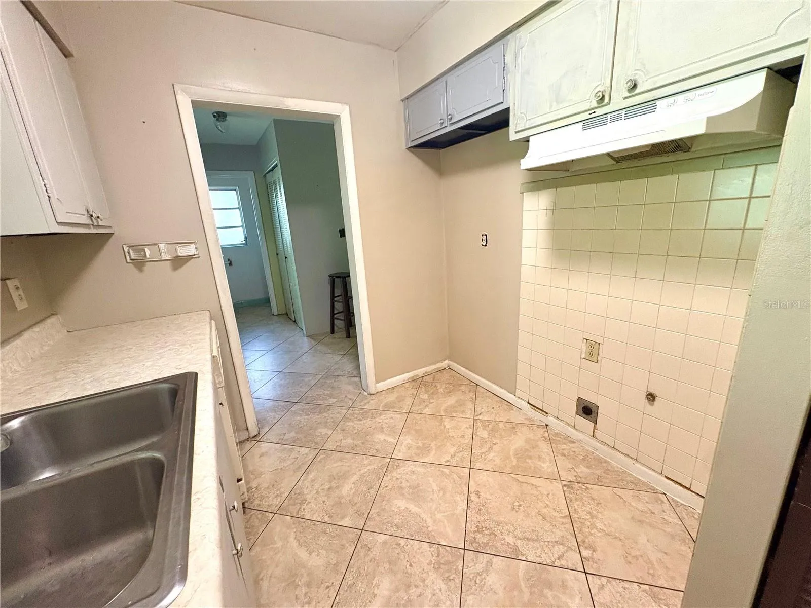 Seller has refrigerator and range