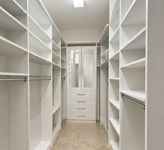 Walk-In Closet HERS