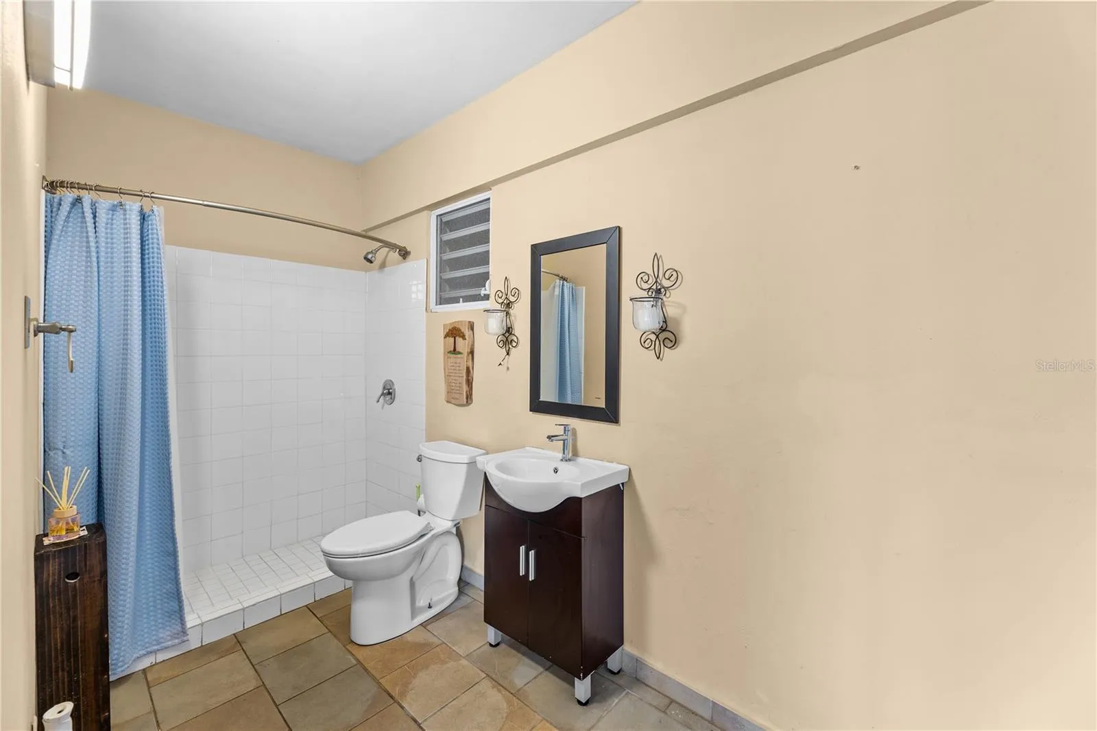 first floor Full bathroom