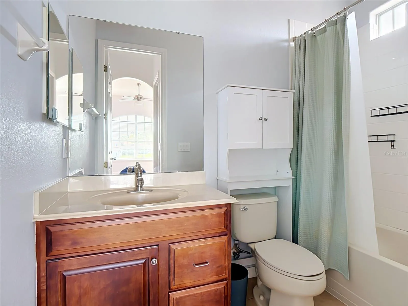 Bedroom 2 en-suite bath