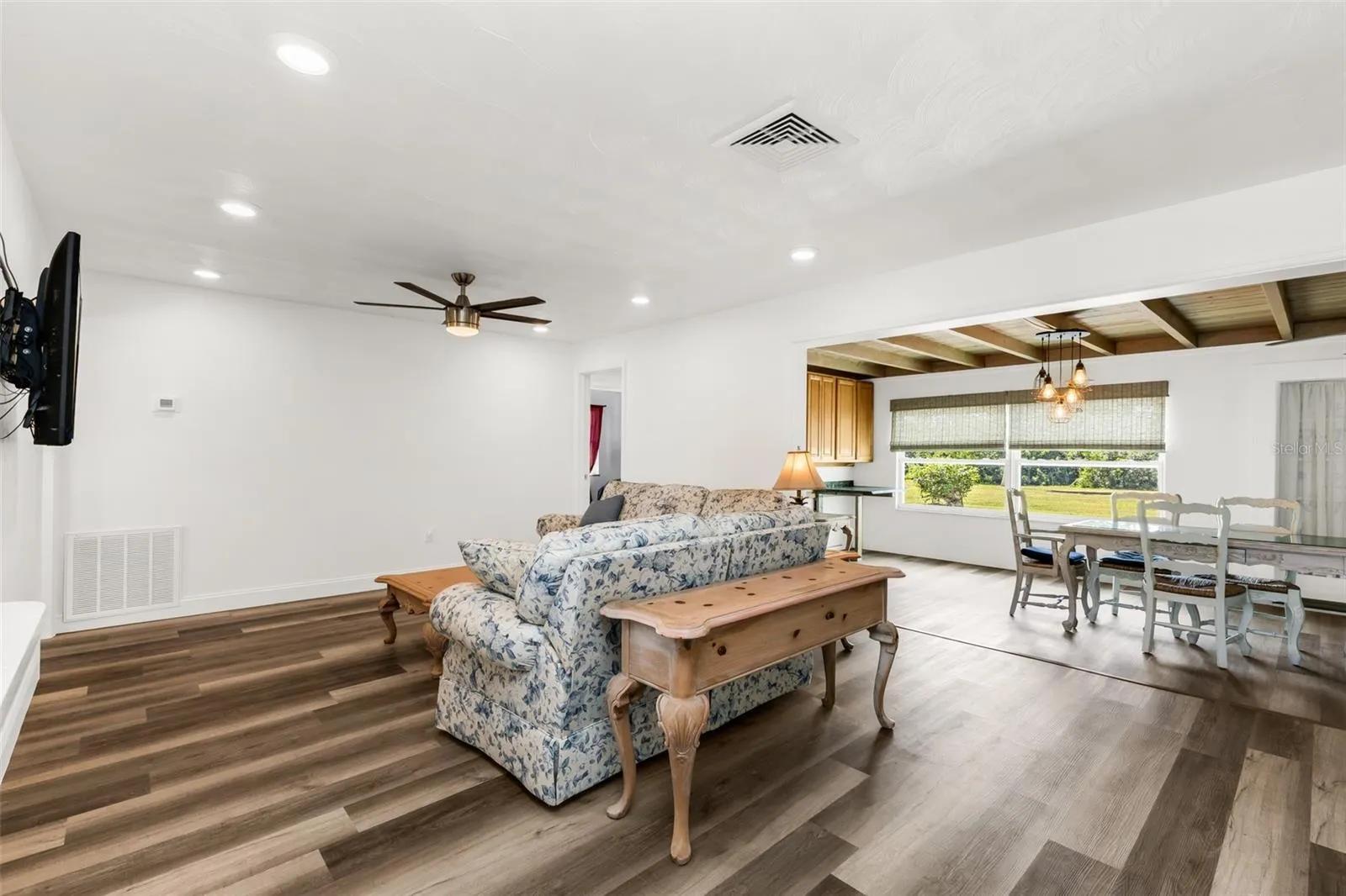 Living room and dinging room view