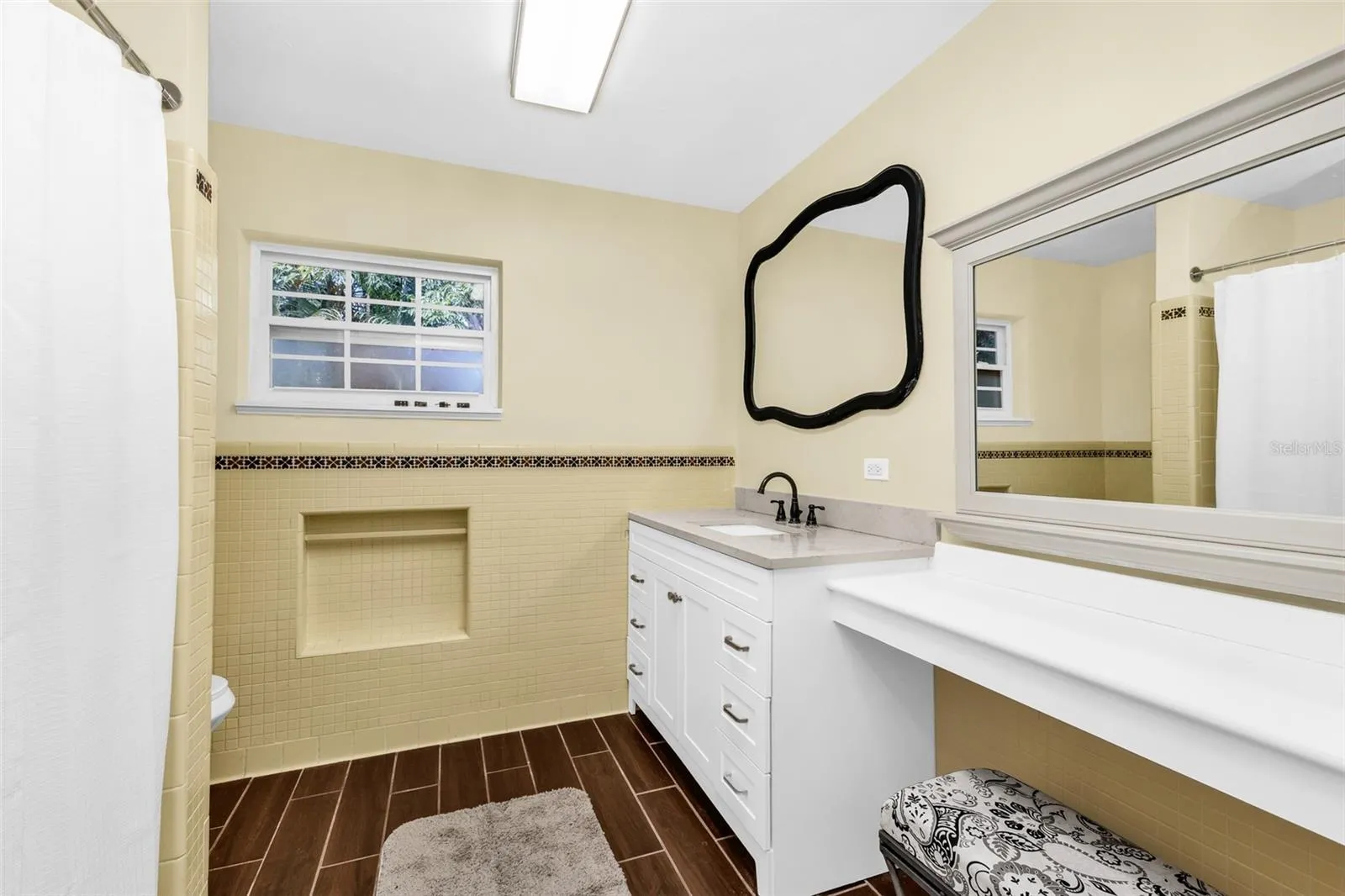 Bathroom 2 with tub and shower combo