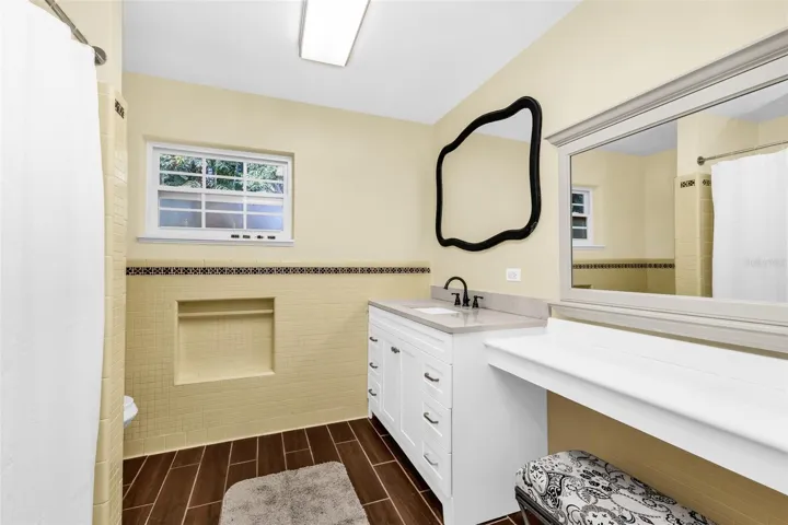 Bathroom 2 with tub and shower combo