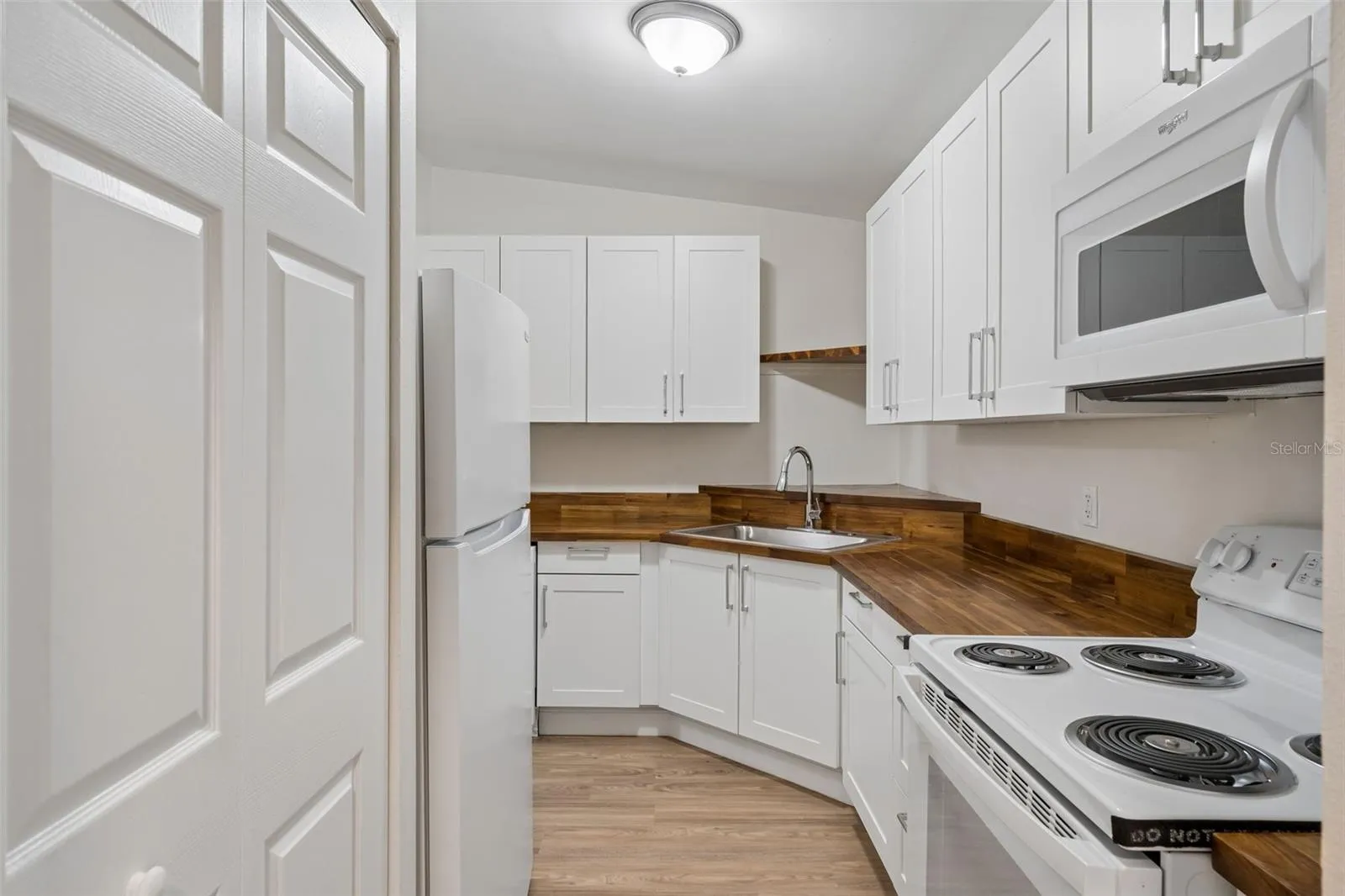 New stove, microwave, refrigerator