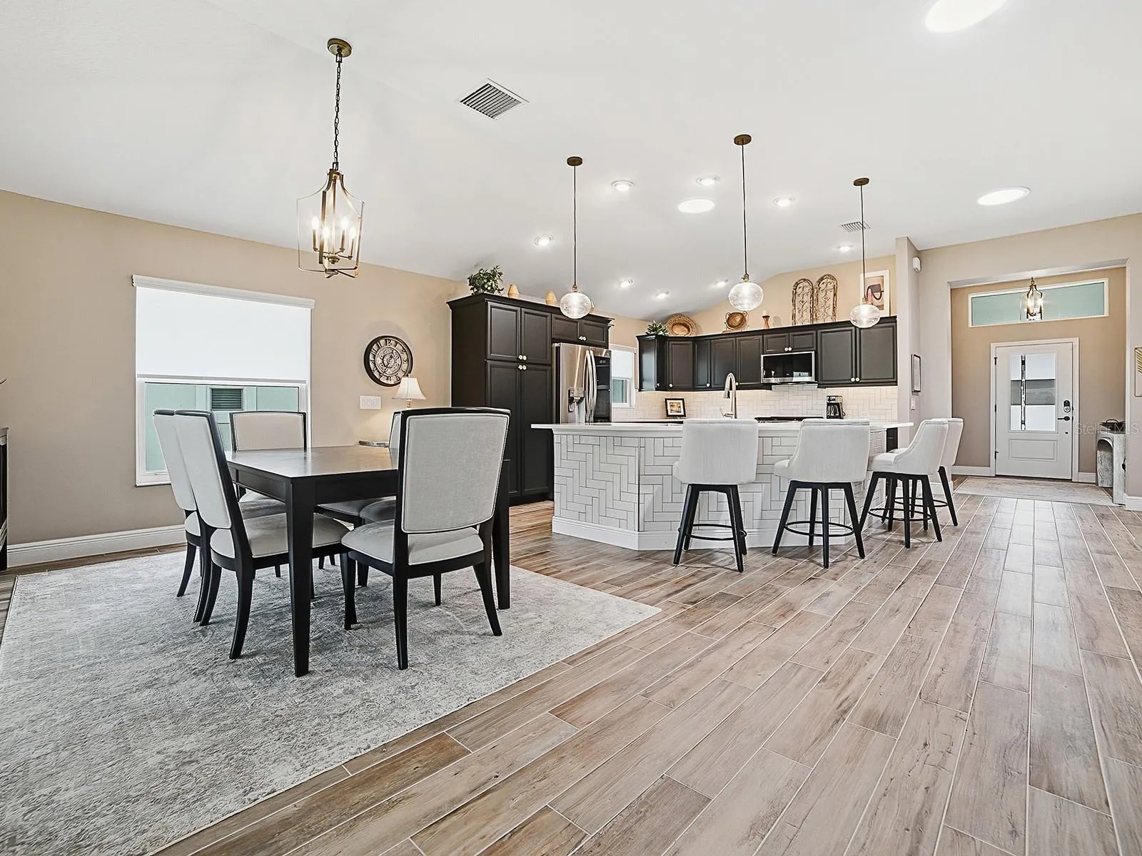 CONVENIENT DINING AREA.