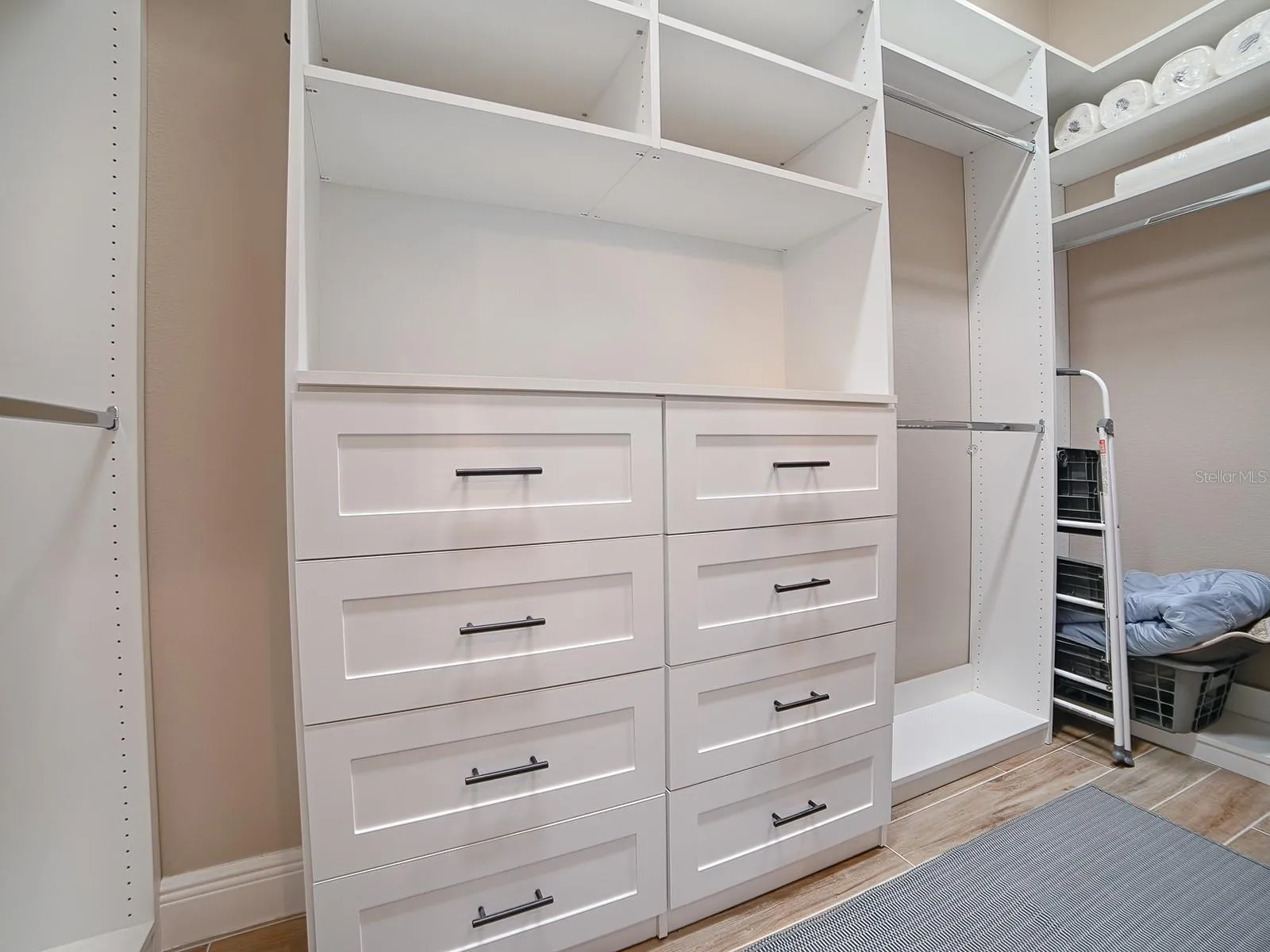 DRAWERS, SHELVIING AND HANGING SPACE!