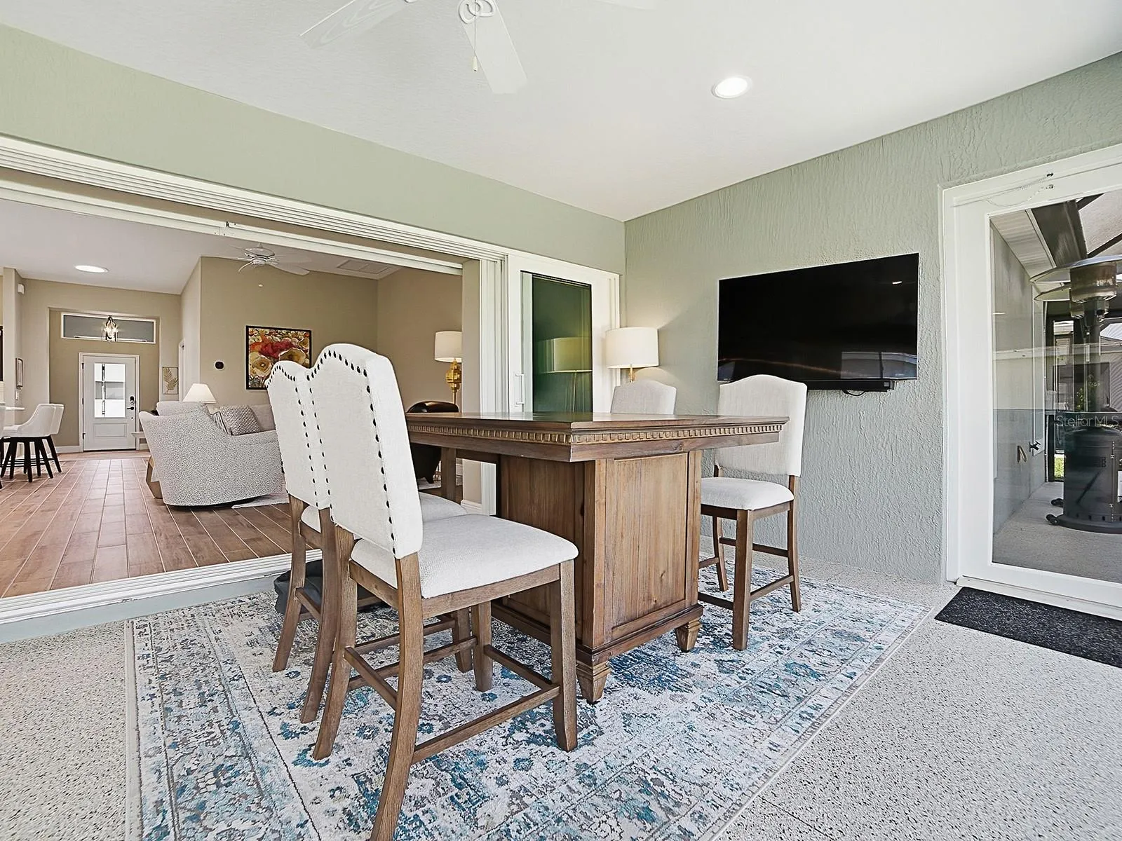 ANOTHER GREAT PLACE FOR ENTERTAINING OR DINING IN YOUR FLORIDA ROOM!