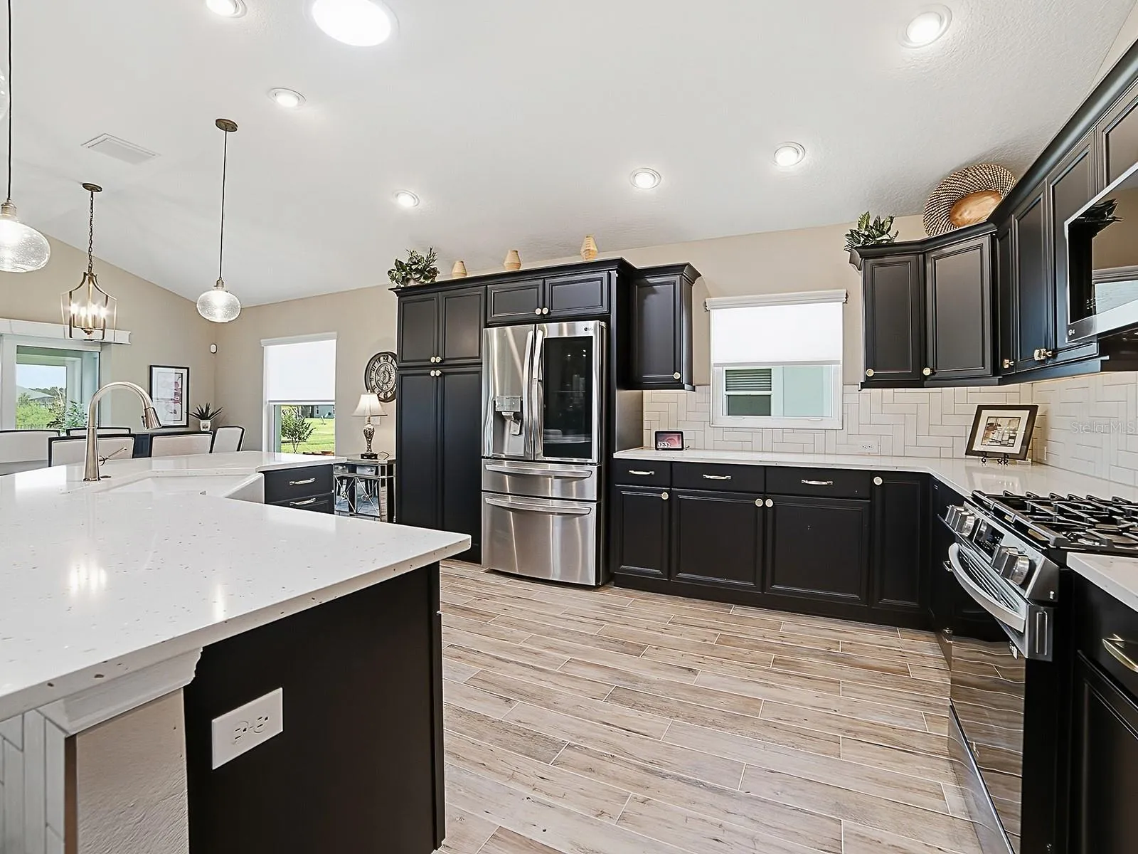 WHAT A BEAUTIFUL KITCHEN! QUARTZ COUNTERTOPS, STAINLESS APPLIANCES, CUSTOM CHAMPAGNE BRONZE HARDWARE, UPPER AND LOWER PULL OUT DRAWERS IN LOWER CABINETS.