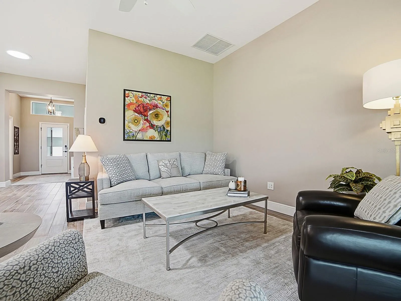 SPACIOUS BUT COZY LIVING ROOM!