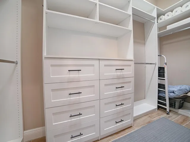 DRAWERS, SHELVIING AND HANGING SPACE!