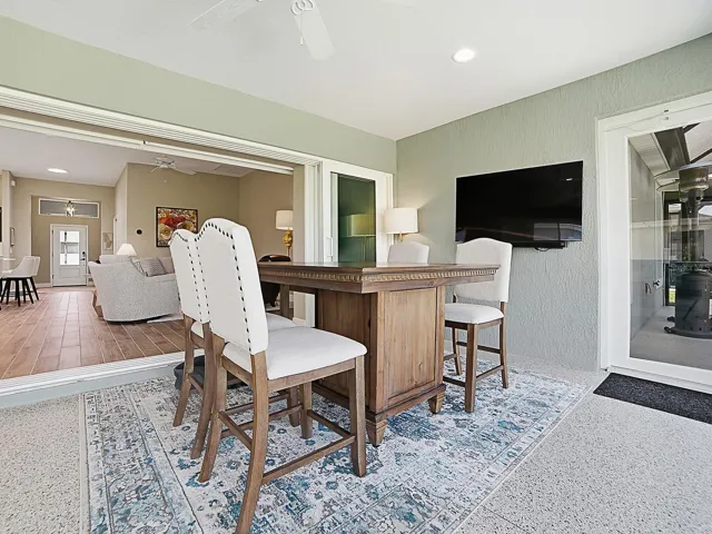 ANOTHER GREAT PLACE FOR ENTERTAINING OR DINING IN YOUR FLORIDA ROOM!