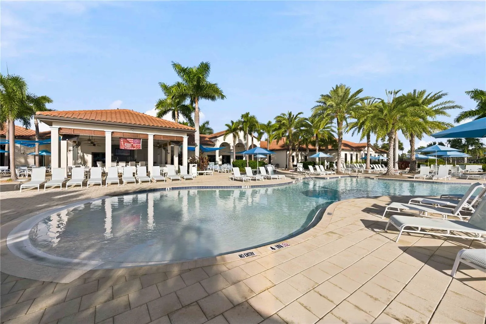 Tiki Bar and zero entry pool