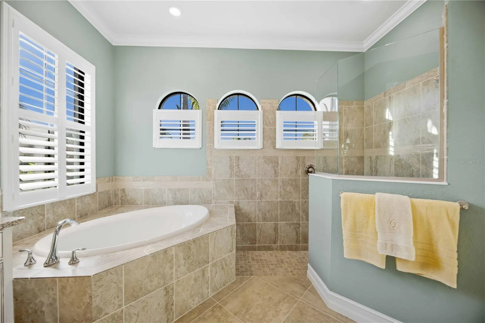Primary Bathroom Ensuite - Dual sinks, soaking tub, walk in shower