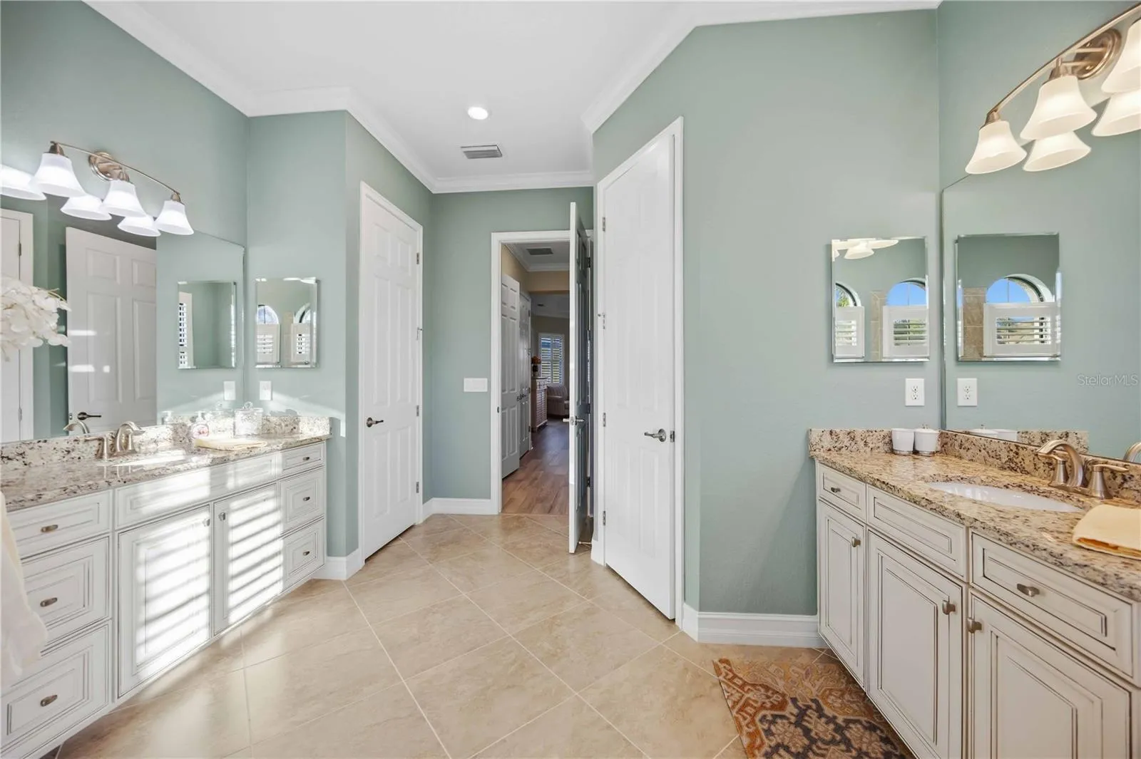 Primary Bathroom Ensuite - Dual sinks, soaking tub, walk in shower