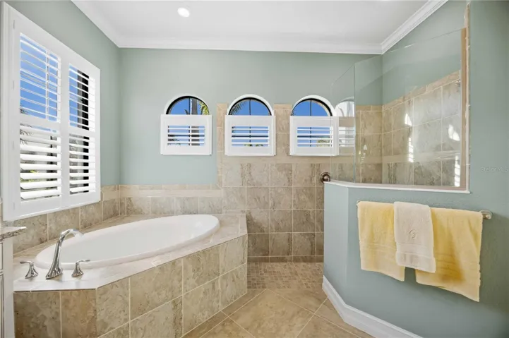 Primary Bathroom Ensuite - Dual sinks, soaking tub, walk in shower