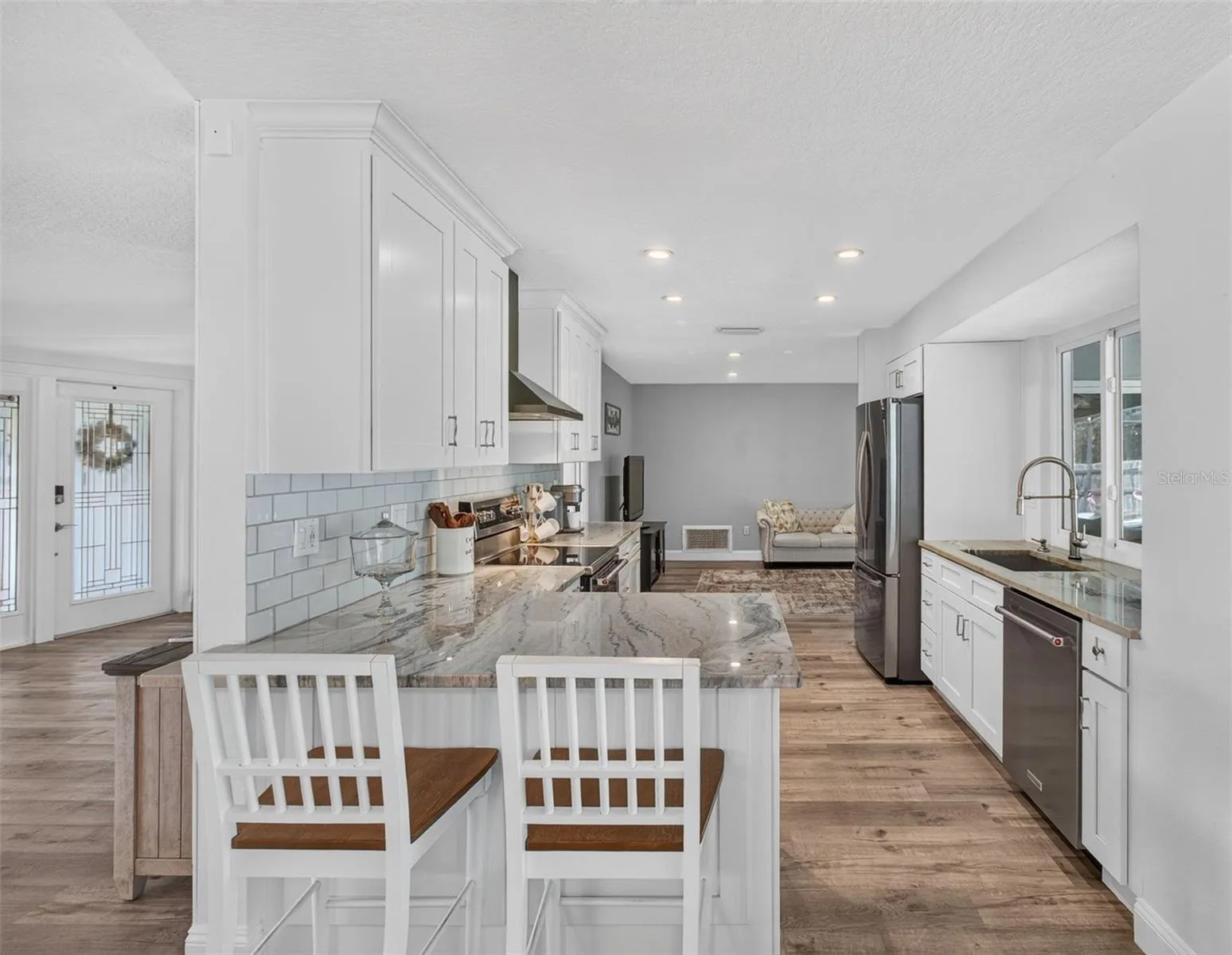 Kitchen / Bar Area