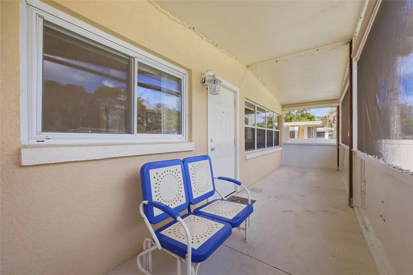 Screened in front porch.