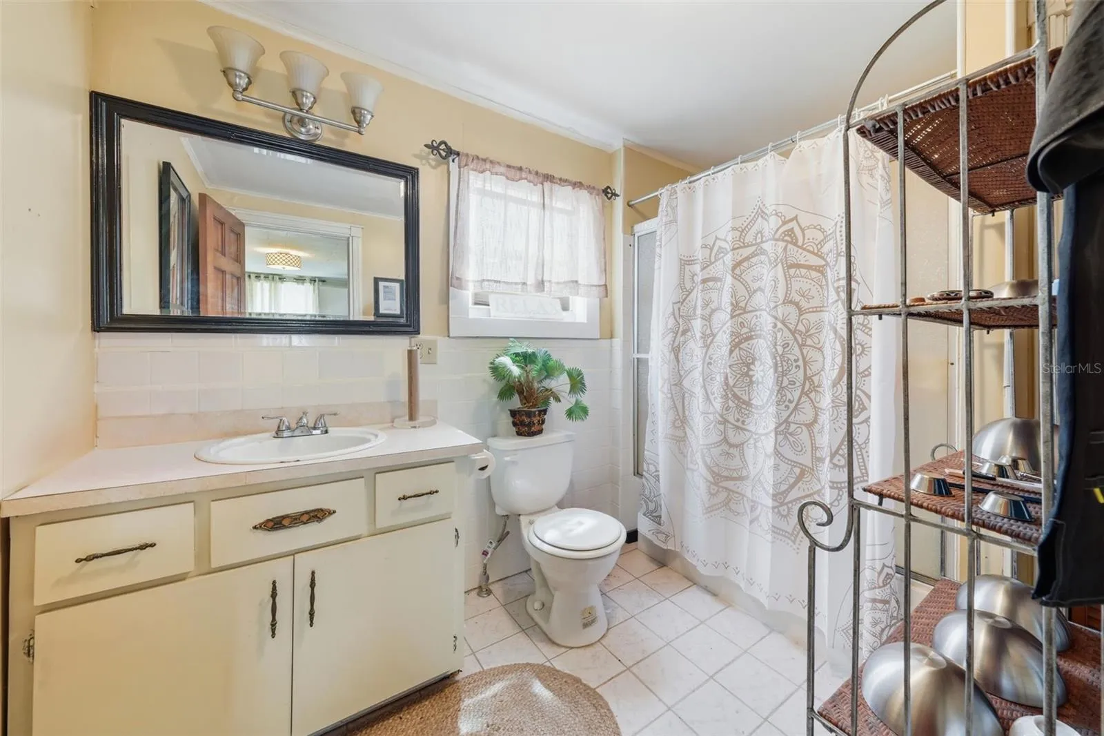 Full bath upstairs