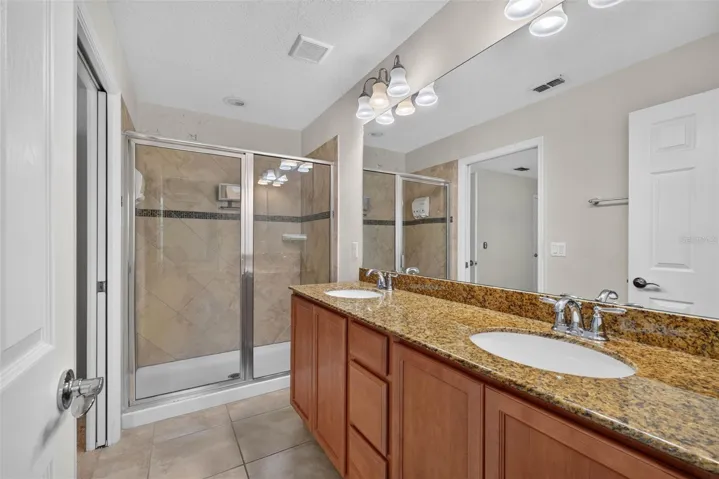 Upstairs en-suite full bath
