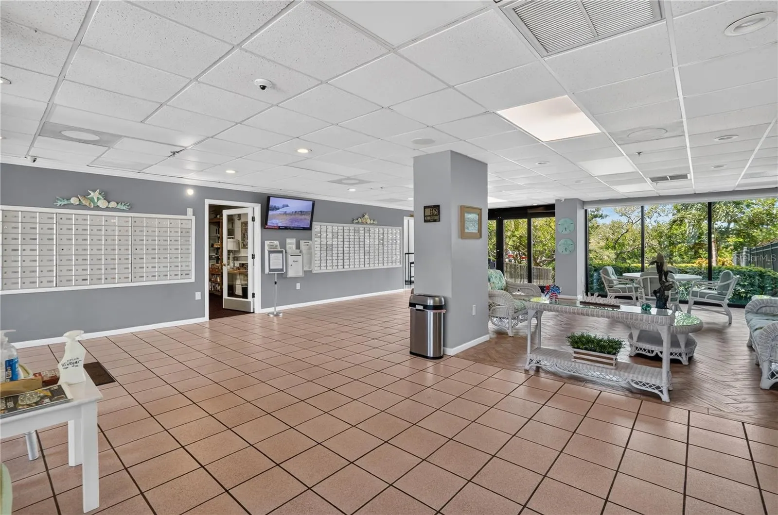 lobby/mail
