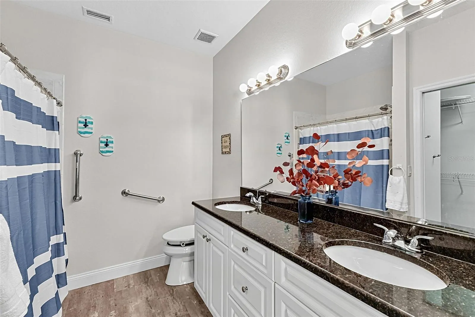 Dual sinks, granite counter tops
