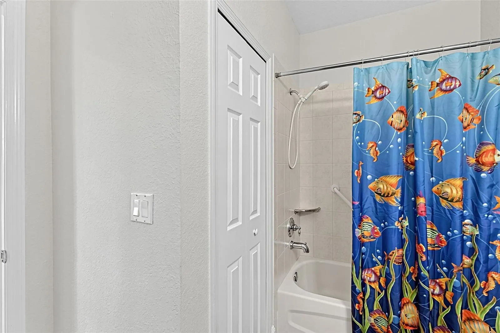Tub and Shoer. Built in Linen Closet