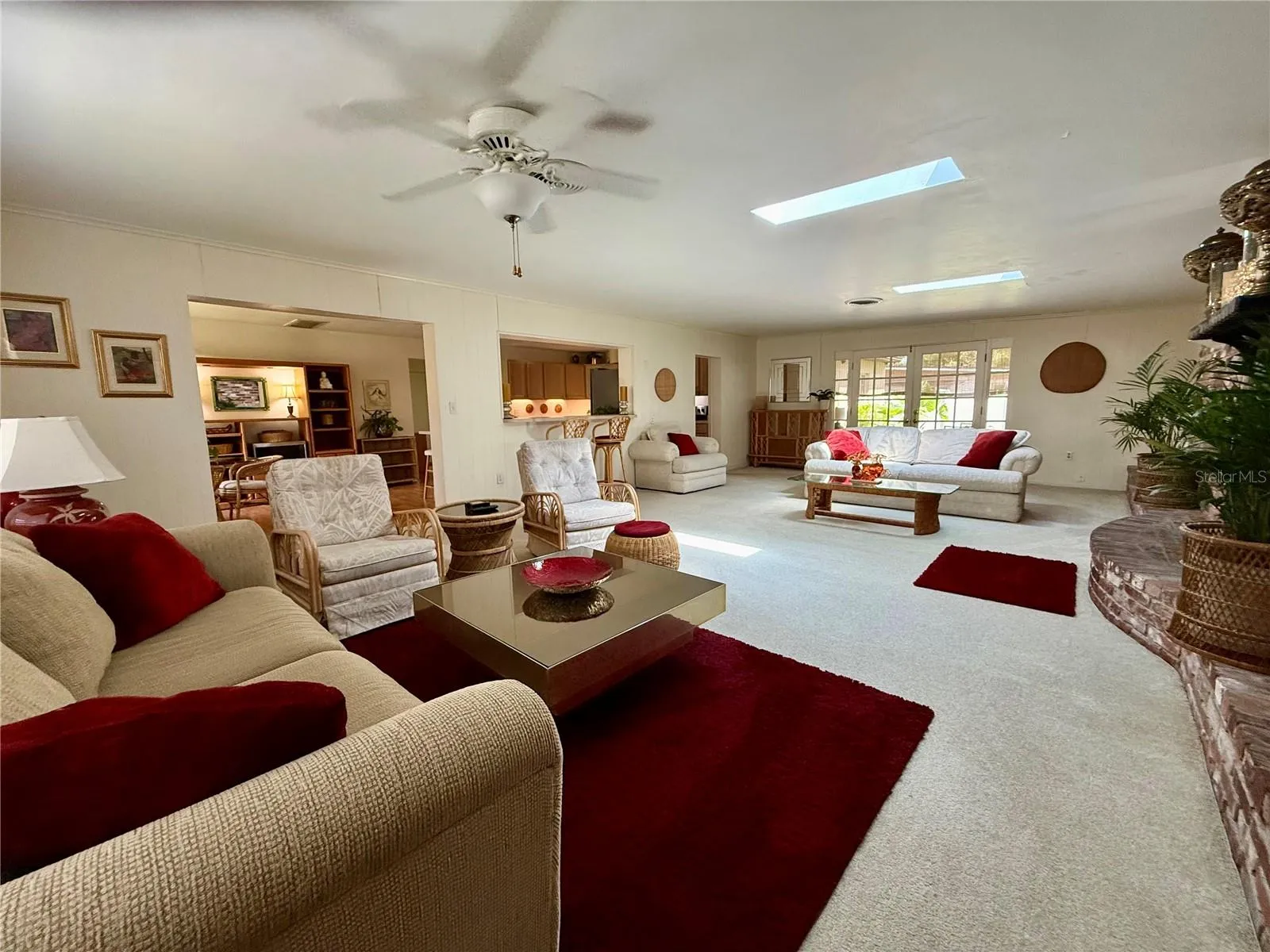 spacious 31x 18 Living room