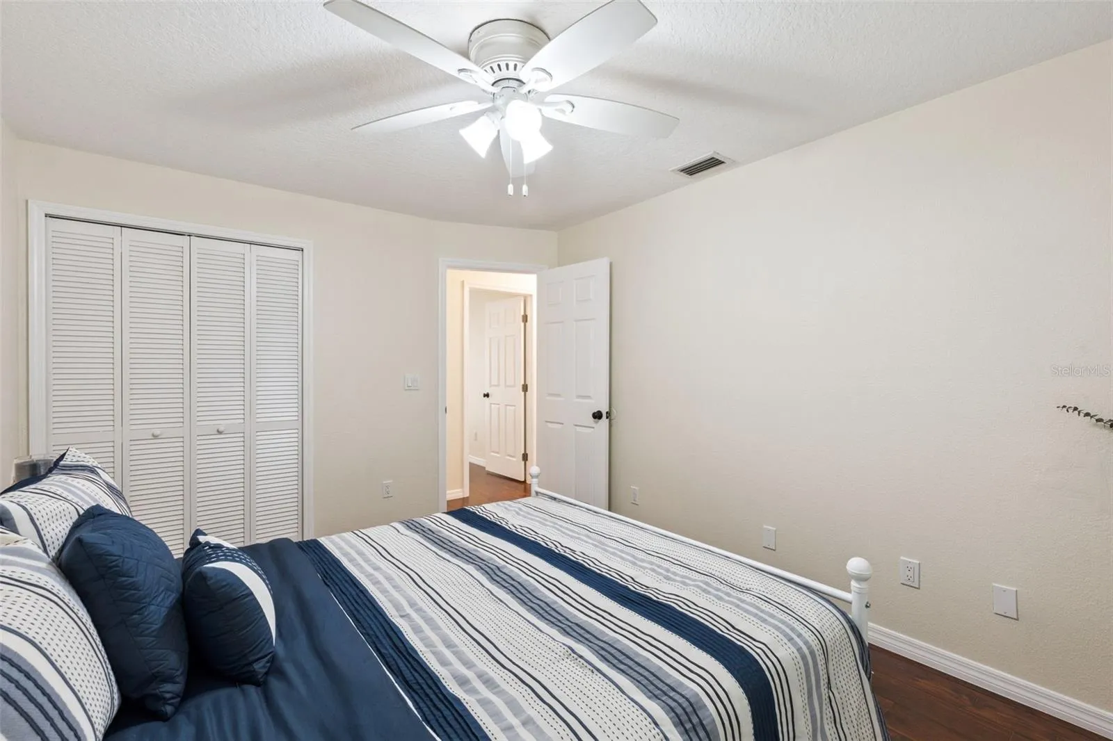 Spacious 2nd bedroom with nice closet.