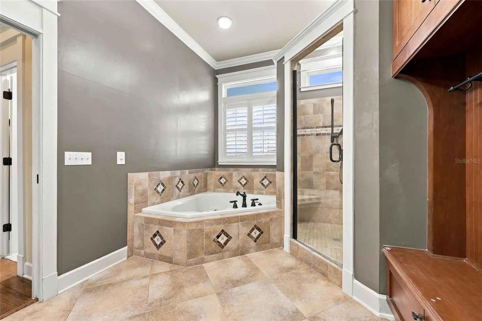6' jetted tub in primary bathroom