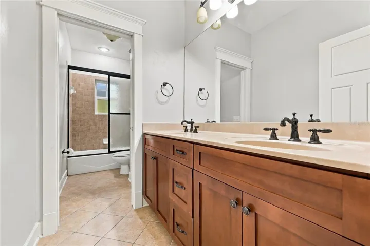 Upstairs Full Bathroom