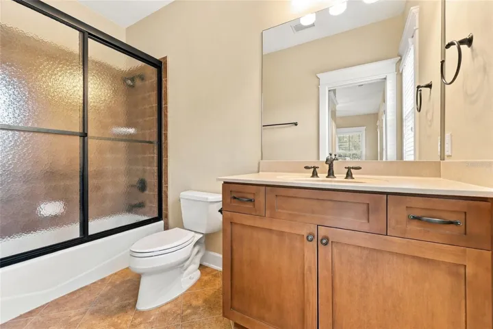 Upstairs Bedroom #3 en suite bathroom