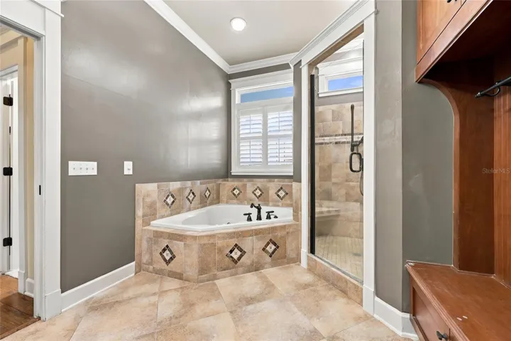 6' jetted tub in primary bathroom
