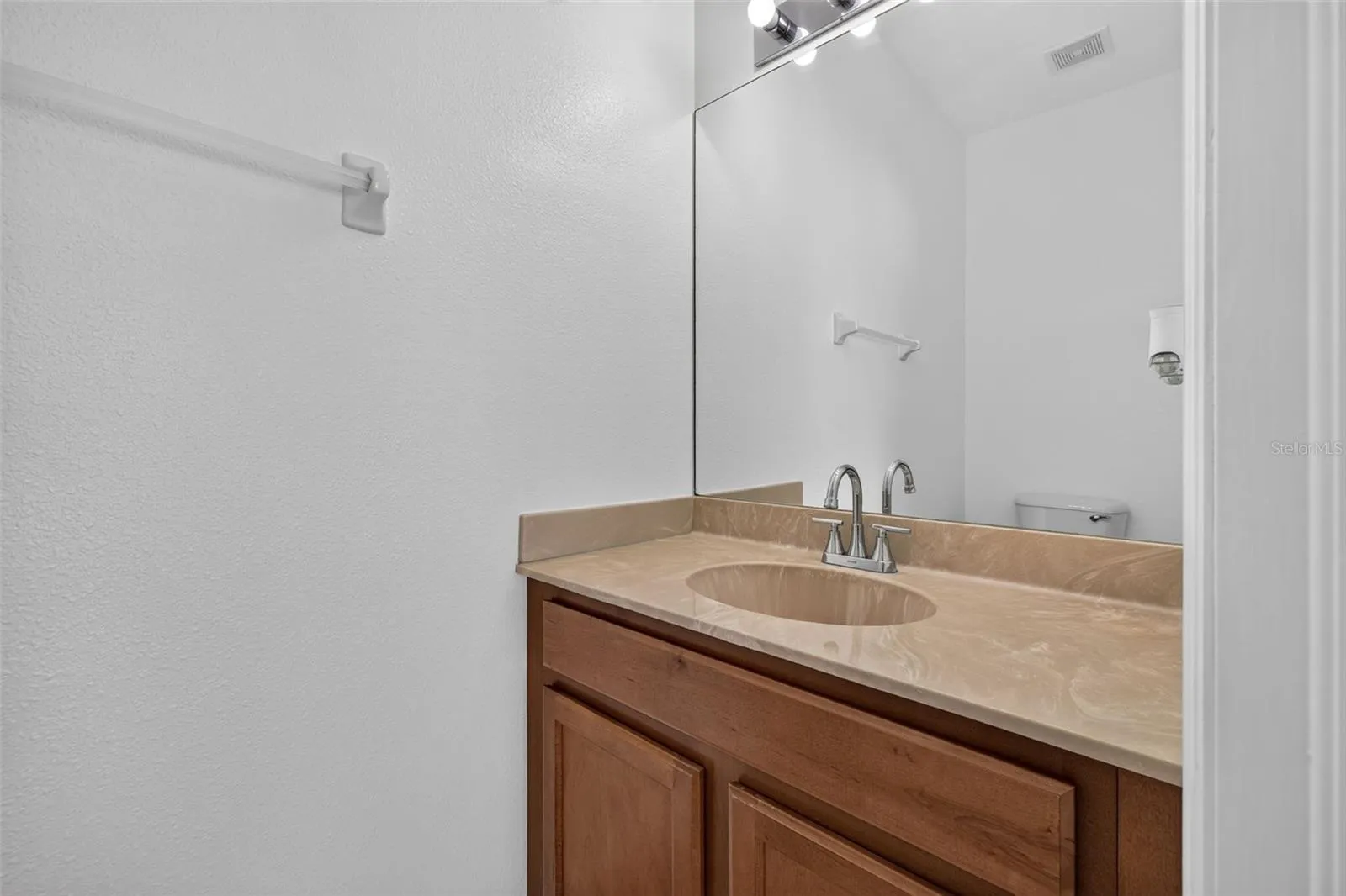 Main level 1/2 bath