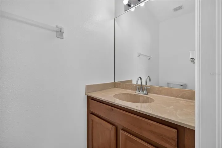 Main level 1/2 bath