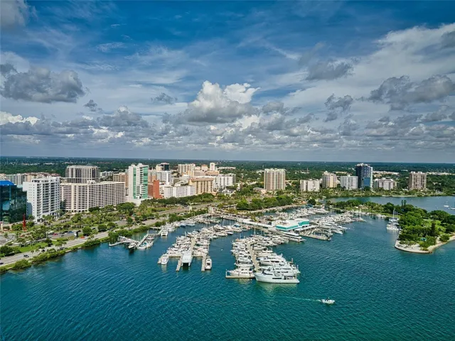 Minutes to Sarasota downtown, Bay front park, Marina, and Selby botanical gardens.