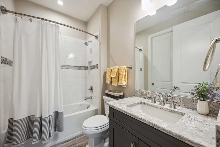 Bath 2 w/ tub /shower.
